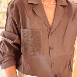 Camisa elegante com bolso bordado