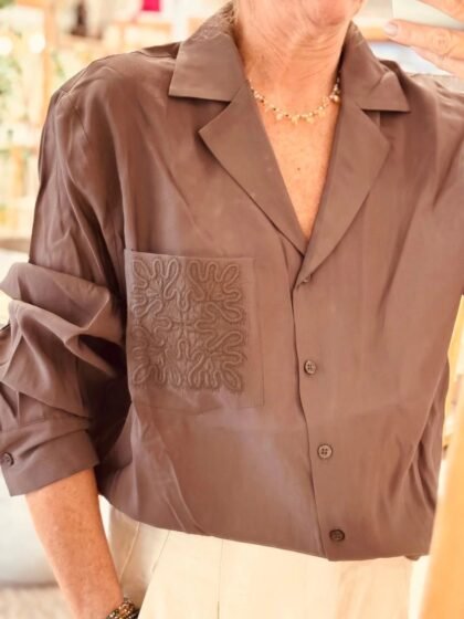 Camisa elegante com bolso bordado