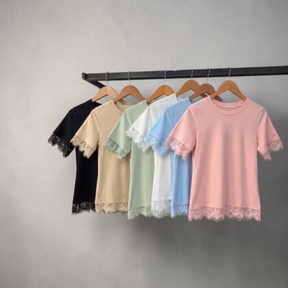 T-Shirt Feminina com Renda na Barra e Mangas