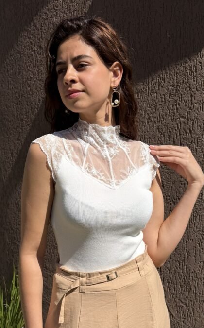 Blusa Modal Gola Média e Renda no Busto