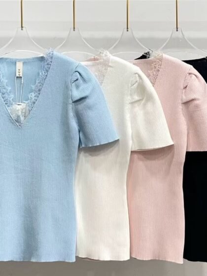 Blusa em Tricô Modal Manga Princesa e Detalhe de Renda